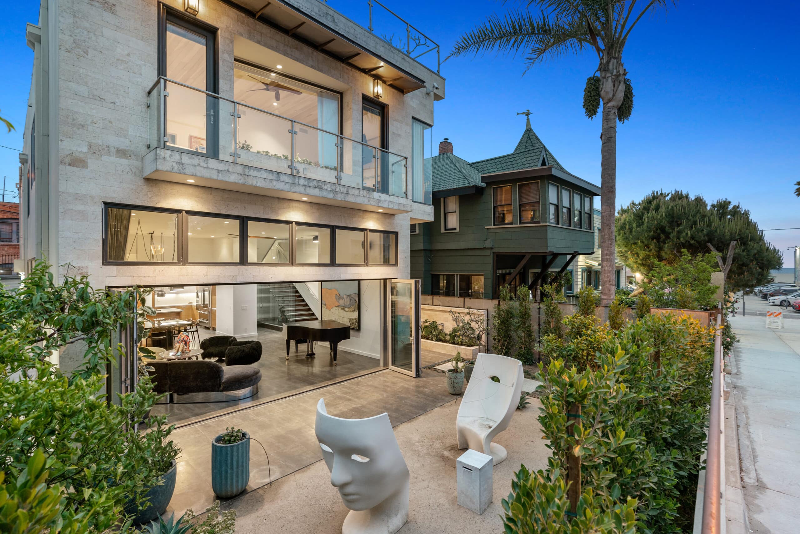 Located on a coveted walk street, the property is secluded and quiet yet walkable to all the iconic aspects of Venice Beach.