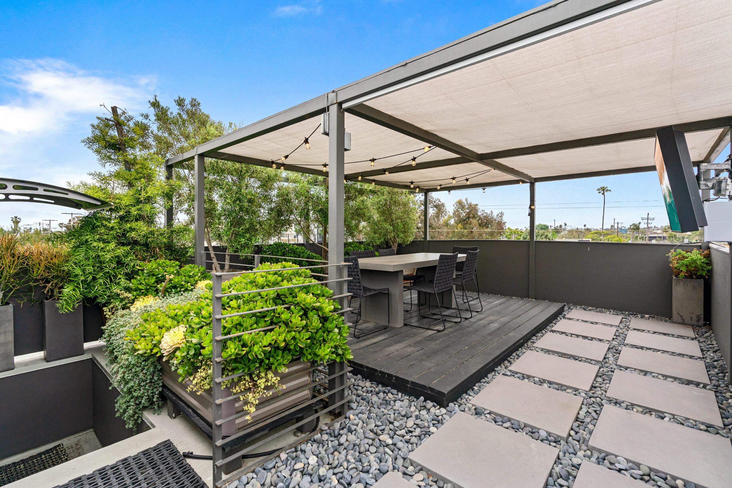 Take advantage of SoCal weather with the rooftop dining area complete with outdoor TV and seating for 6.